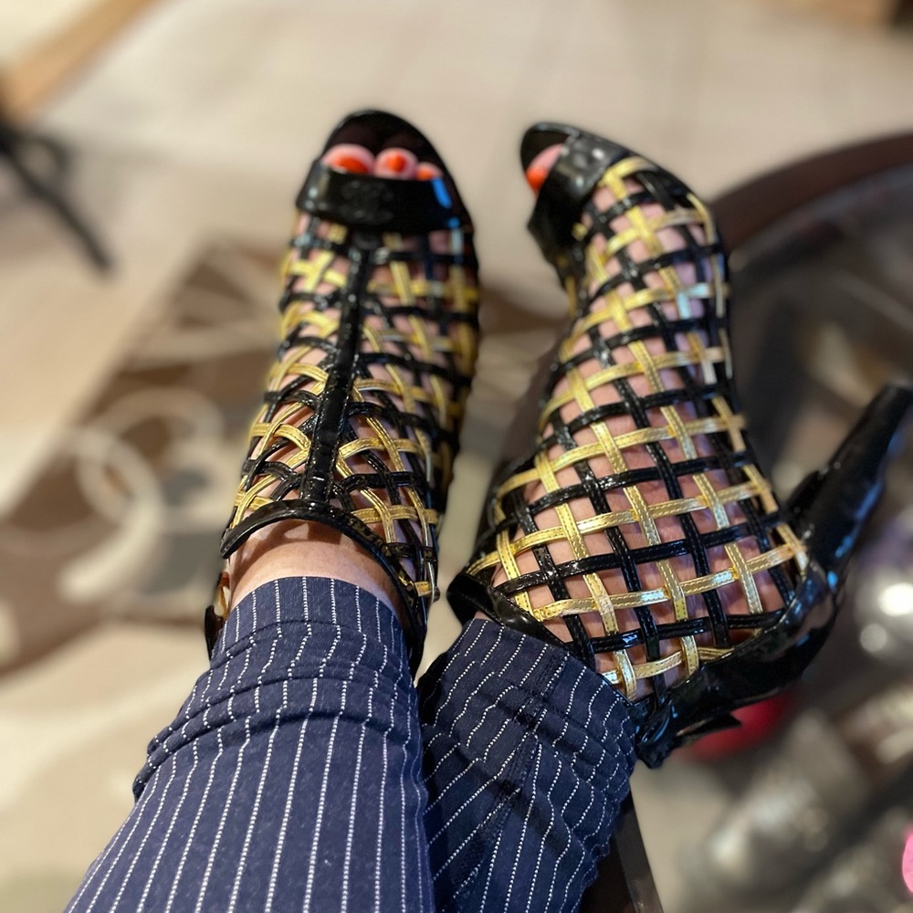 CHANEL interlock CC patent leather cage pumps - Picture 2 of 8
